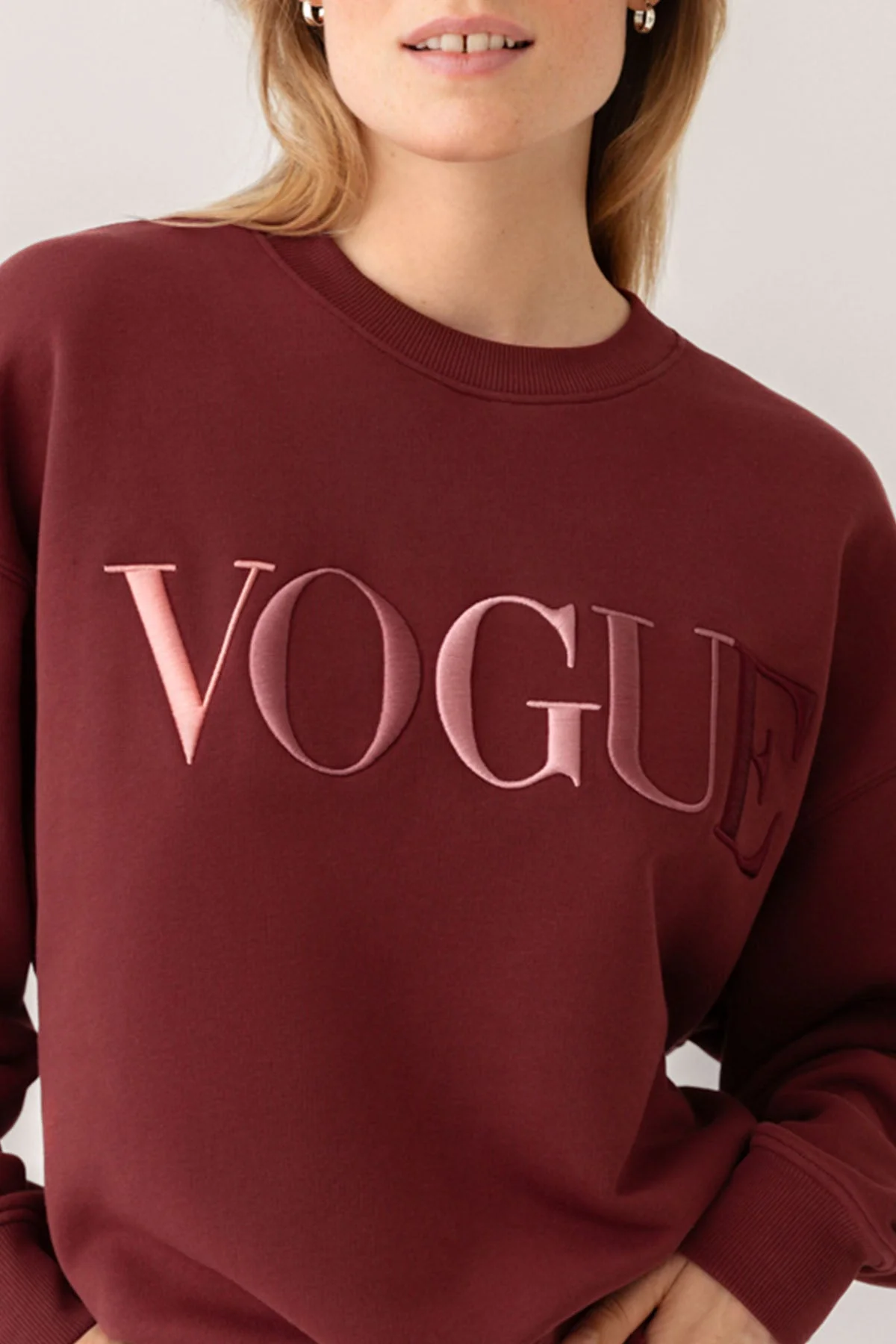 VOGUE Sweatshirt Bordeaux Embroidered Colorful Logo - Image 4