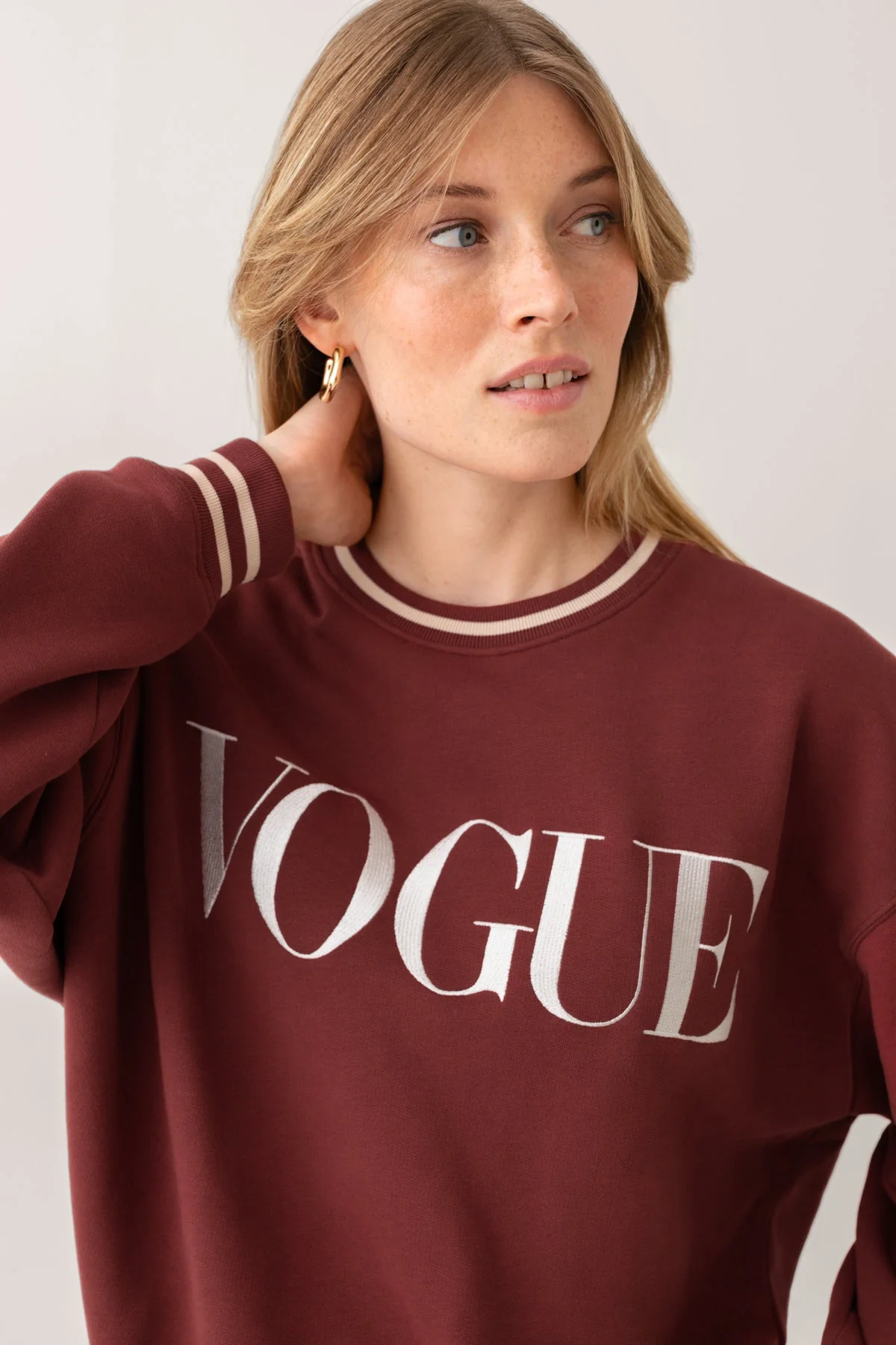 VOGUE Sweatshirt Bordeaux Embroidered Cream Logo - Image 3