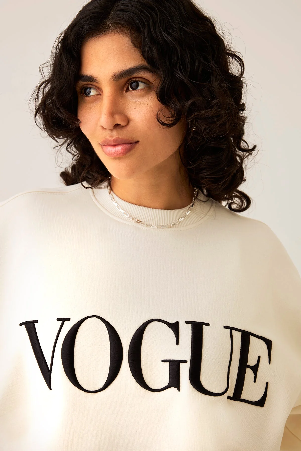 VOGUE Sweatshirt Cream Embroidered Logo - Image 6
