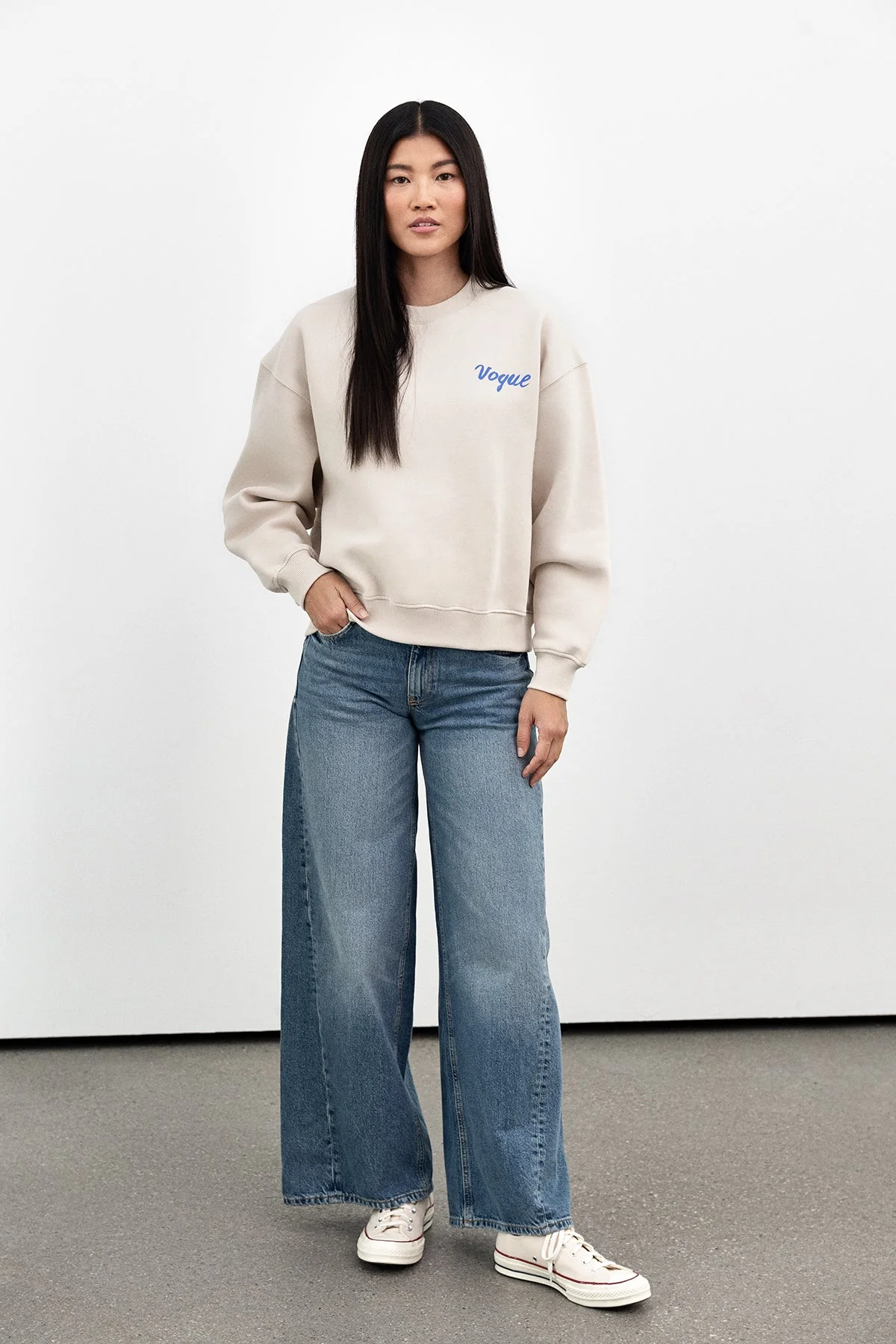 VOGUE Sweatshirt Ecru Cover Print - Image 5
