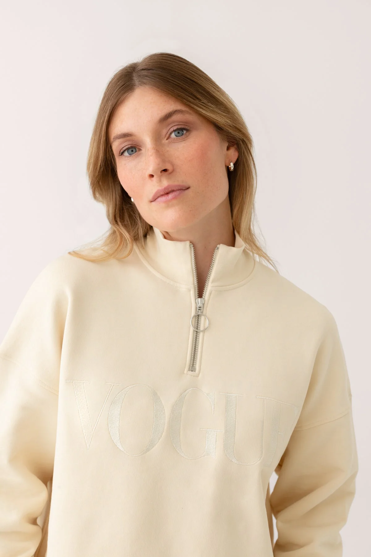 VOGUE Sweatshirt Halfzip Buttercream Embroidered Logo - Image 3