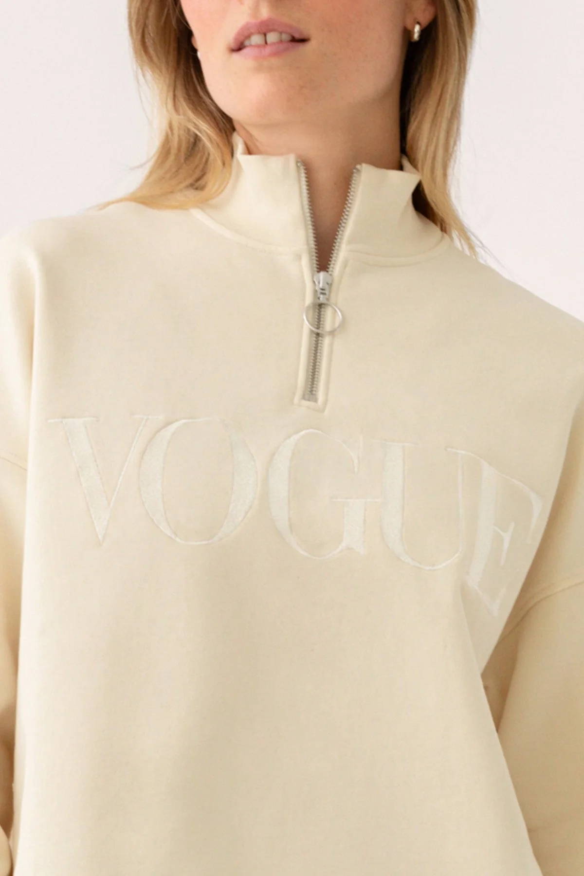 VOGUE Sweatshirt Halfzip Buttercream Embroidered Logo - Image 4