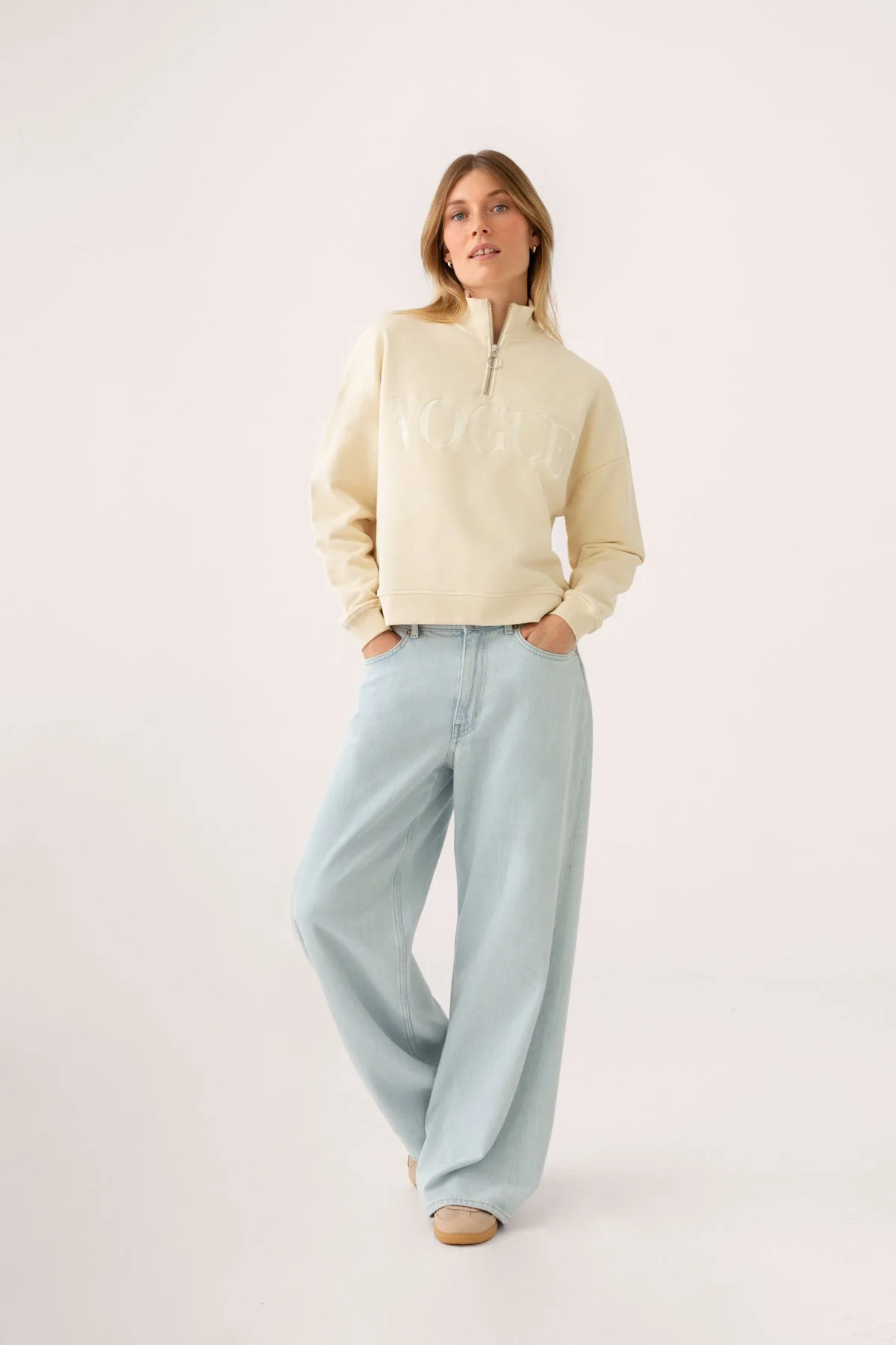 VOGUE Sweatshirt Halfzip Buttercream Embroidered Logo - Image 5